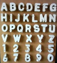 Holzbuchstaben und Zahlen in verschiedenen Grössen