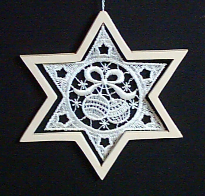 Plauener Spitze Stern mit dekorativen Holzrahmen